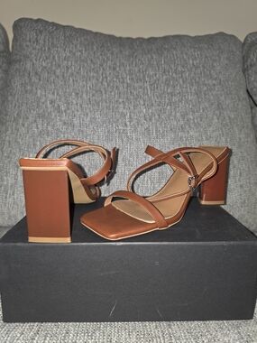 *NIB* Gabrielle Union Brown Stappy Block Heel Sandals Sz 6.5